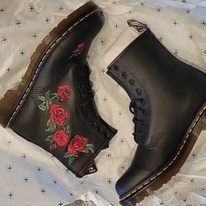 NEW Dr Martens embroidered rose black boots Size 9